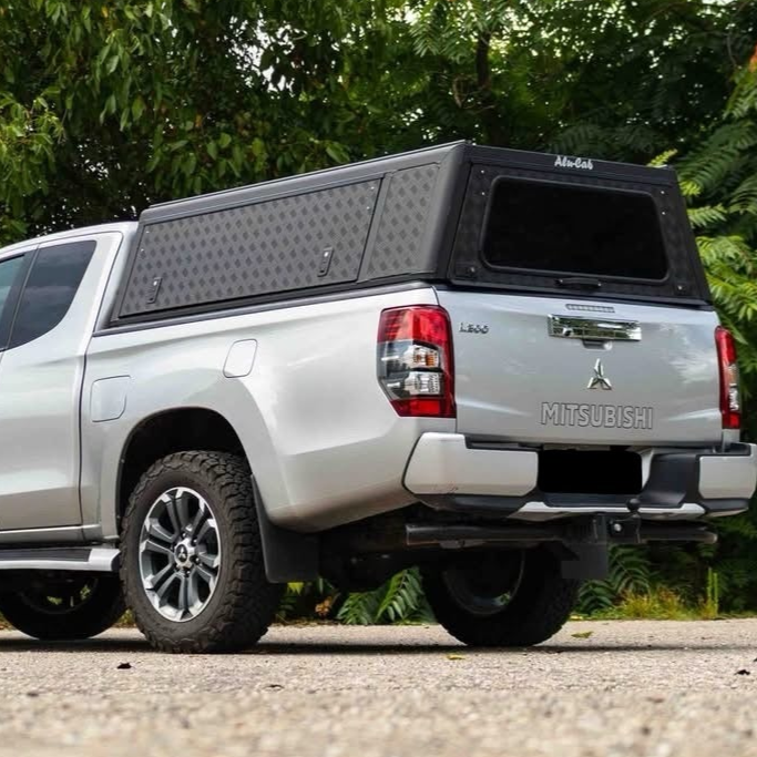 Hardtop Alu-Cab Explorer 3 pour Mitsubishi L200 2016+ en aluminium, vue du dessus avec fenêtres et poignées.