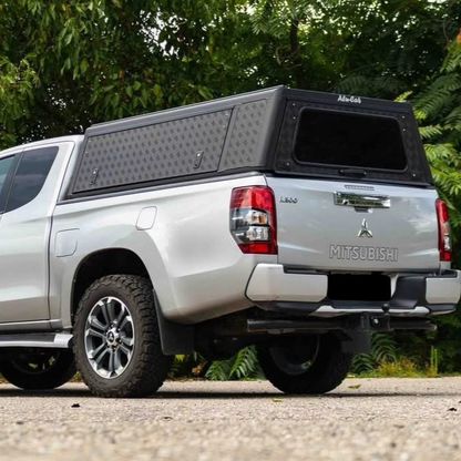 Hardtop Alu-Cab Explorer 3 pour Mitsubishi L200 2016+ en aluminium, vue du dessus avec fenêtres et poignées.