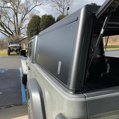 Hardtop Alu-Cab Explorer 3 en aluminium pour Jeep Gladiator JT, vue de face avec ouverture du panneau de toit.