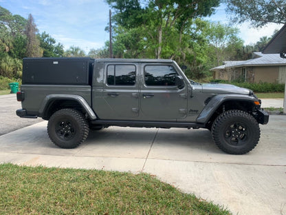 Hardtop Alu-Cab Explorer 3 en aluminium pour Jeep Gladiator JT, robuste et sécurisé, visible sur l'image.