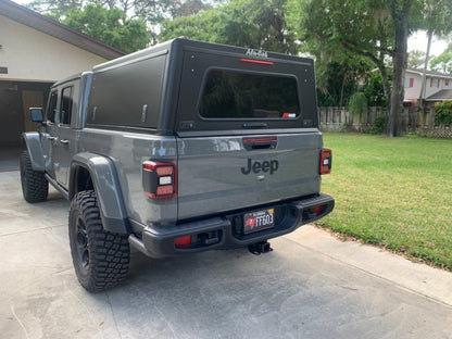 Hardtop Alu-Cab Explorer 3 en aluminium pour Jeep Gladiator JT, vue de face avec fixation et design robuste.