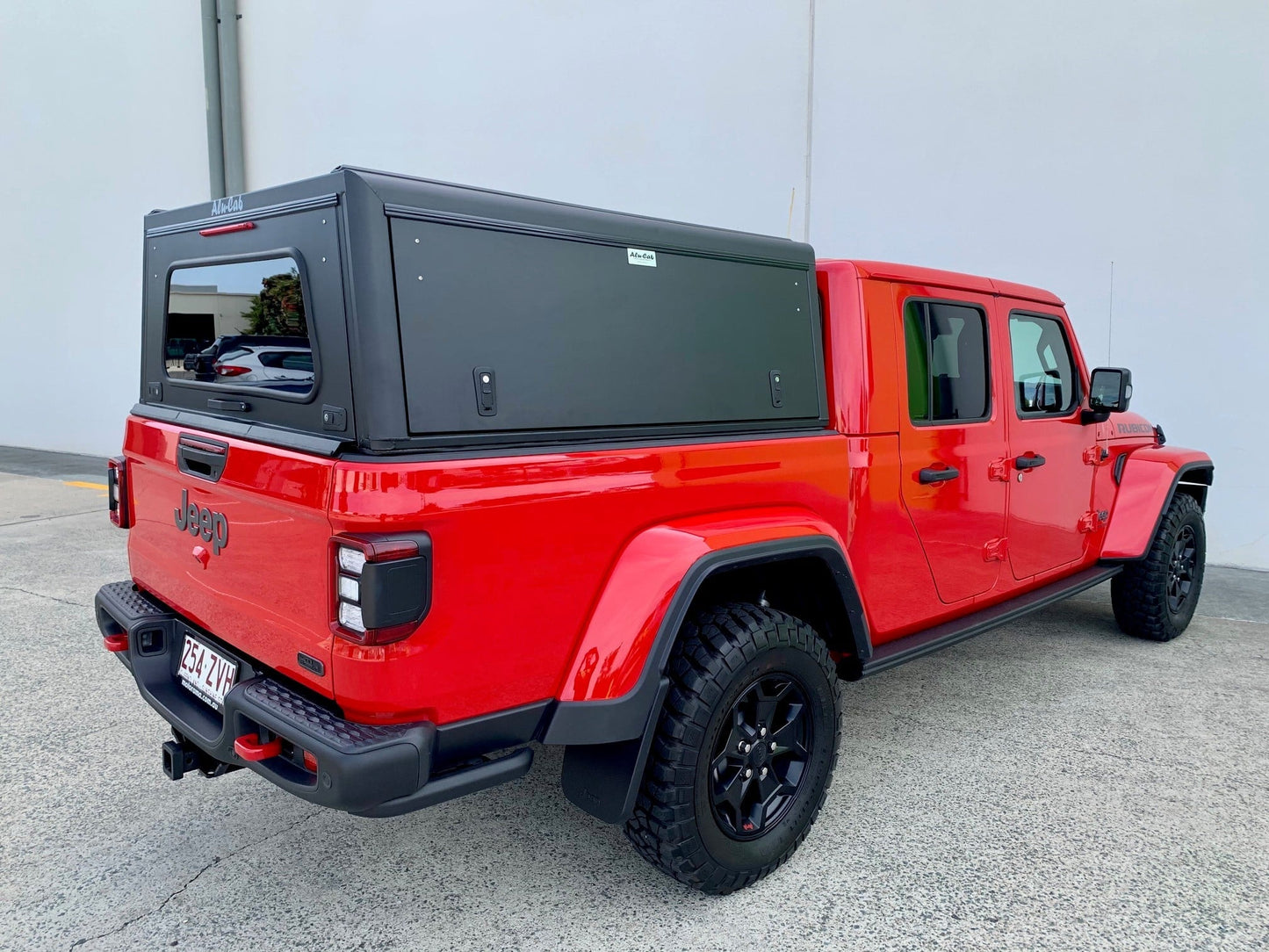 Hardtop Alu-Cab Explorer 3 en aluminium pour Jeep Gladiator JT, robuste et adapté à l'extérieur, vue de face.
