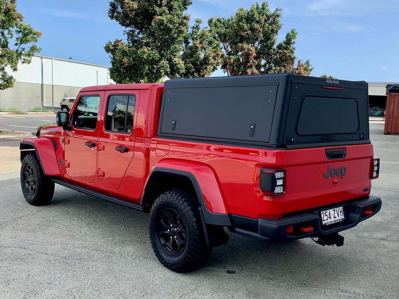 Hardtop Alu-Cab Explorer 3 en aluminium pour Jeep Gladiator JT, robust et adapté à l'extérieur, vue de face.