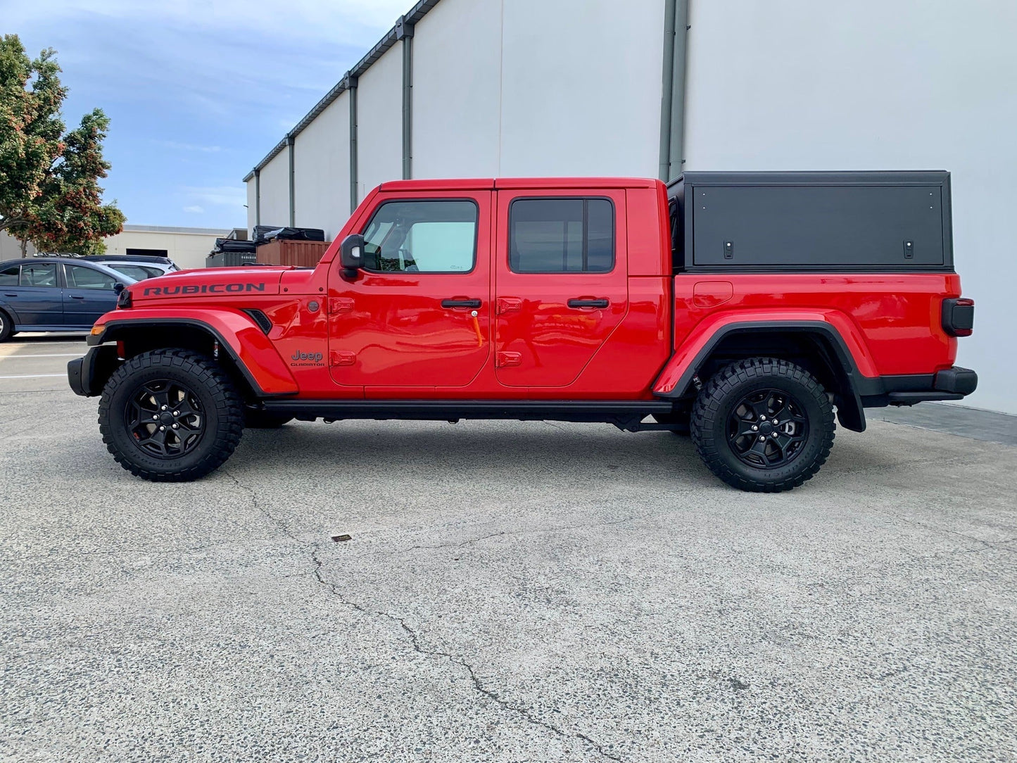 Hardtop Alu-Cab Explorer 3 pour Jeep Gladiator JT, robuste hardtop en aluminium, vue de face montrant sa conception solide