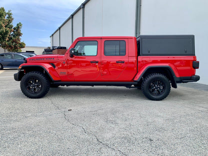 Hardtop Alu-Cab Explorer 3 pour Jeep Gladiator JT, robuste hardtop en aluminium, vue de face montrant sa conception solide
