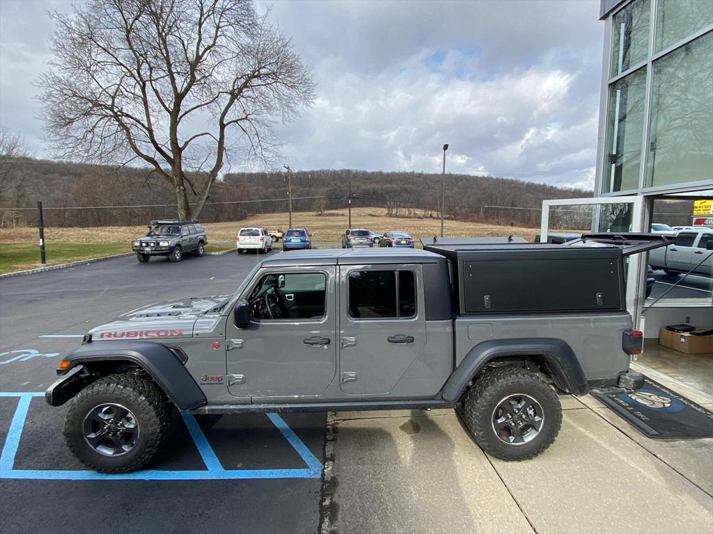 Hardtop Alu-Cab Explorer 3 en aluminium pour Jeep Gladiator JT, robuste et sécurisé, vue de face avec fixation visible.