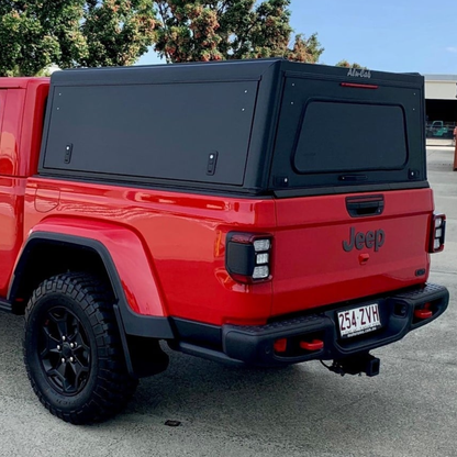 Hardtop Alu-Cab Explorer 3 en aluminium pour Jeep Gladiator JT, vue de face montrant la structure robuste et les fenêtres.