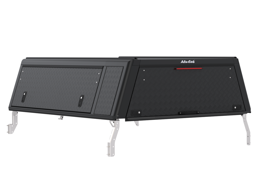 Hardtop Alu-Cab "Guard" pour Toyota Hilux Revo 2016+ Extra Cab, robuste en aluminium, installation sur la cabine arrière.