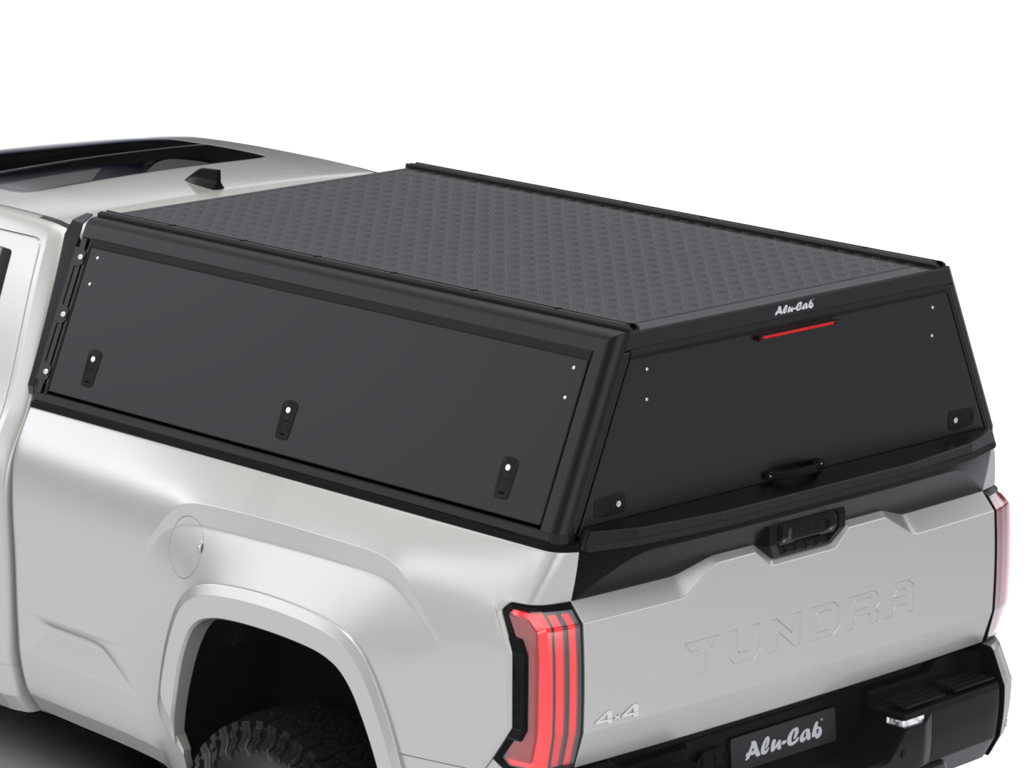 Hardtop Alu-Cab "Guard" pour Toyota Tundra 2022+, version lisse, en aluminium, monté sur le véhicule.