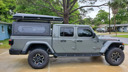 Hardtop en aluminium noir pour Jeep Gladiator JT 2019+ de la marque Alu-Cab Contour, robuste et résistant.