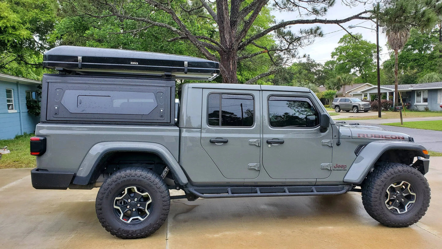 Hardtop Alu-Cab Contour en aluminium noir pour Jeep Gladiator JT 2019+ avec finition résistante et design robuste.