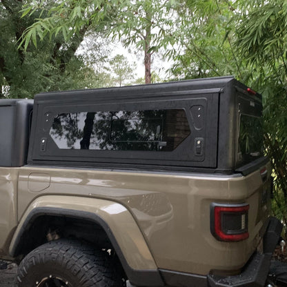 Hardtop en aluminium noir pour Jeep Gladiator JT 2019+ de la marque Alu-Cab, modèle Contour, vue de face.