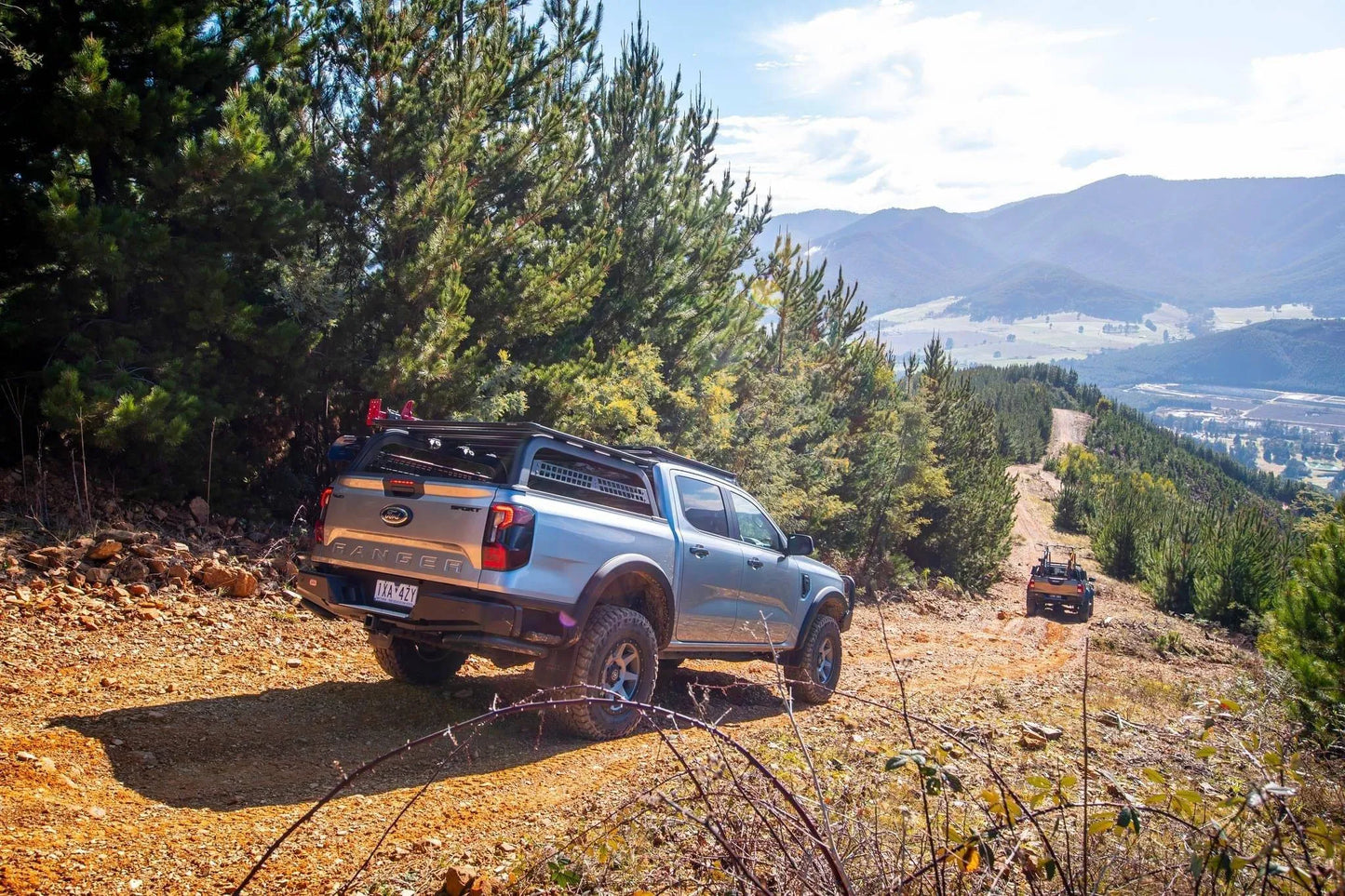 Support de benne ARB 4x4 avec galerie de toit Baserack pour Ford Raptor 2023+ Double Cab, monté sur le véhicule.