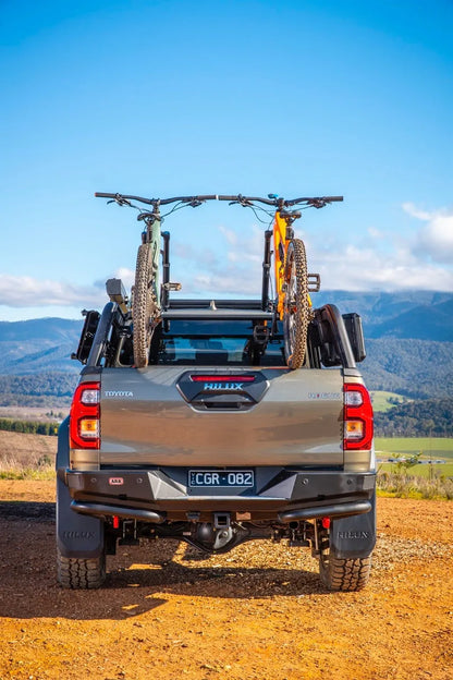 Support de benne ARB et galerie de toit Baserack pour Toyota Hilux Revo 2016+ Double Cab, vue de côté.