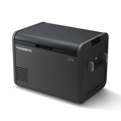 Réfrigérateur portable DOMETIC CFX5 55 haute performance, frigo de voyage avec accessoires, vue de face avec affichage numérique.