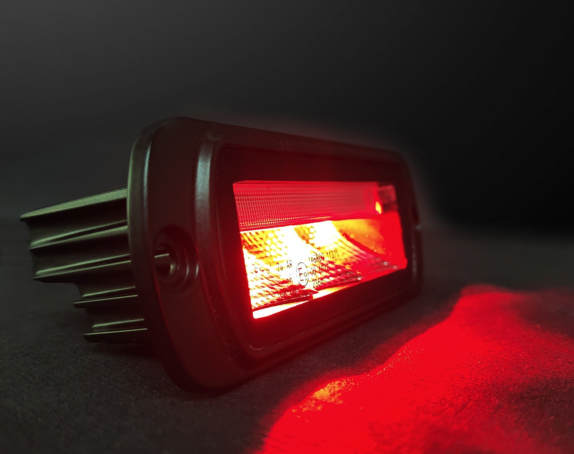 Feu LED de signalisation arrière étanche LUMIDRIVE ADVERTISOR intégré, éclairage LED pour véhicule.