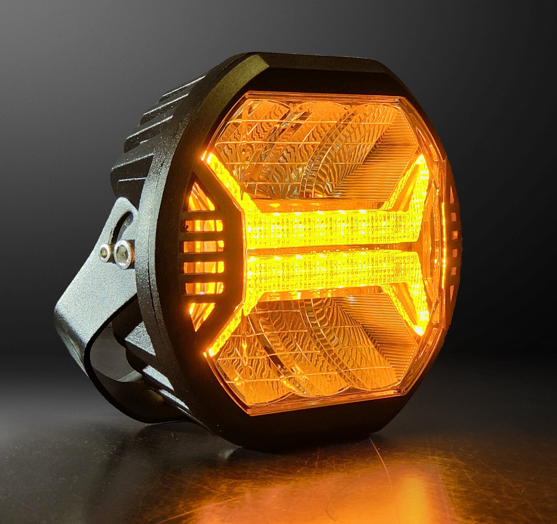 Phare de conduite LED Lumidrive XDRIVE 5.75, éclairage puissant et élégant pour véhicule, en plastique noir avec lentille claire.
