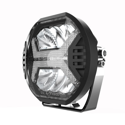 Phare de conduite LED Lumidrive XDRIVE 5.75, éclairage puissant et stylé pour voiture, avec corps noir et lentille en verre.