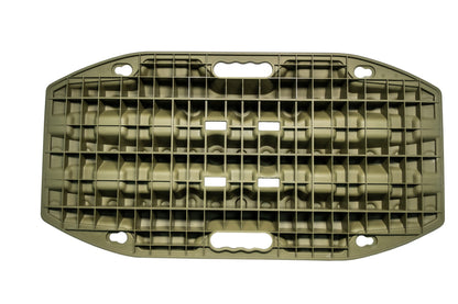 Plaques à sable Maxtrax Mini, kit léger et efficace pour 4x4 OffRoad, montrant les plaques en action sur terrain sablonneux.
