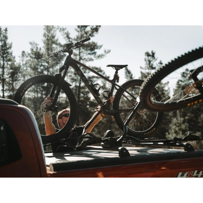 Couvre benne manuel Mountain Top EVOm pour Toyota Hilux Revo 2016+ Double Cab, en tissu robuste pour bedon sécurisé.