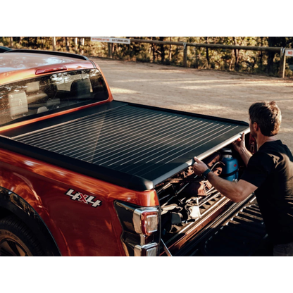 Couvre benne manuel Mountain Top EVOm pour Dodge RAM 1500 2019+ avec rideau de benne en tissu robuste, installation facile.