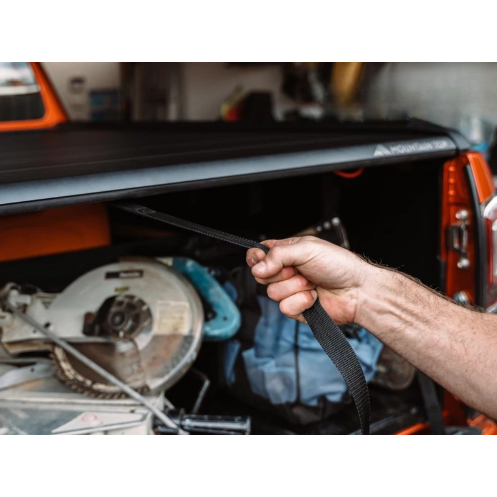 Rideau de benne manuel Mountain Top EVOm pour Mitsubishi L200 2019+ double cab, couvre-benne robuste et pratique.