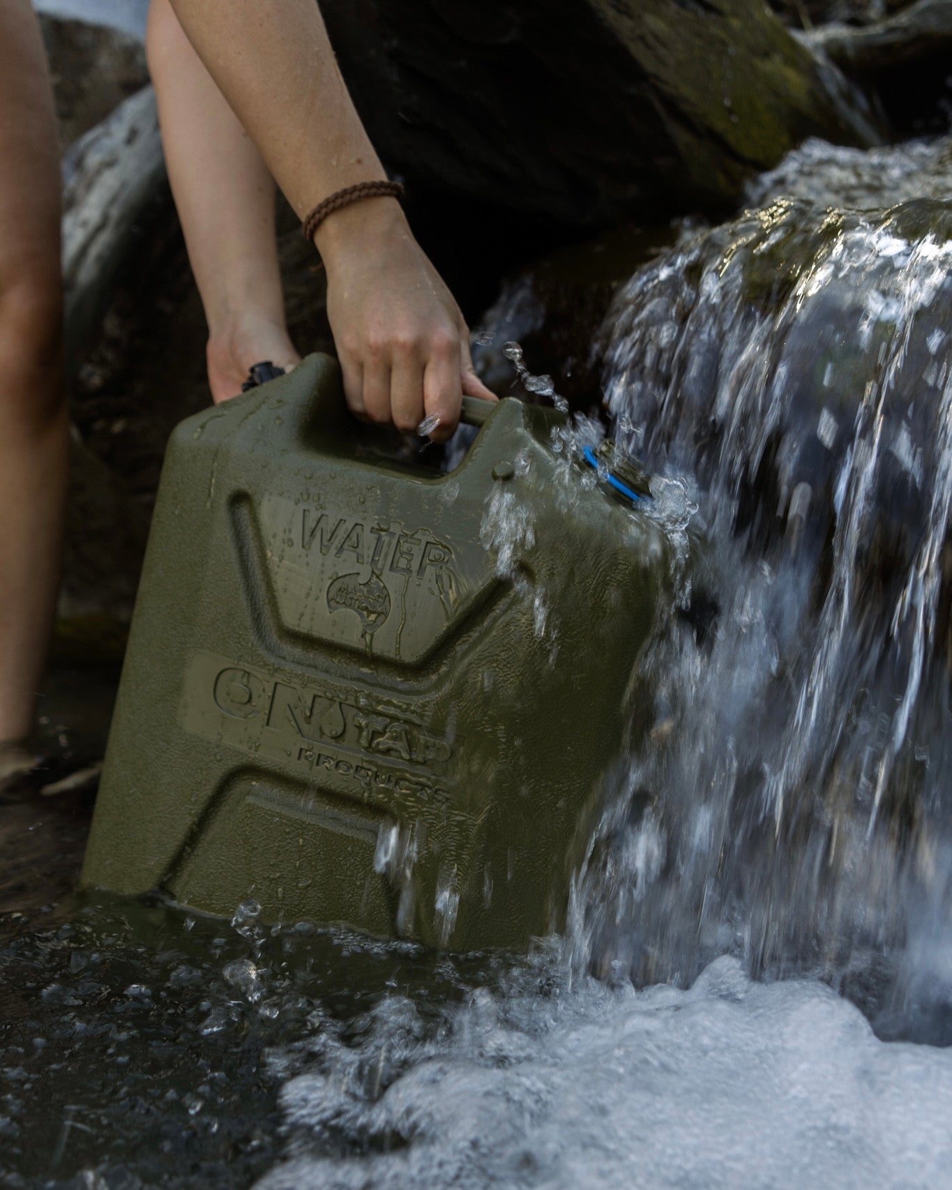 Douche portable ONTAP Black Edition par ARB4x4, design compact avec pomme de douche et câble pour camping ou voyage.