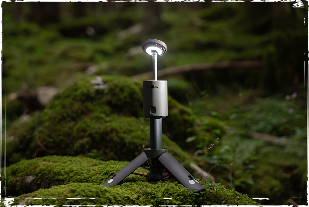Lampe télescopique LED grise clair de OuTask, rechargeable, avec éclairage à 720°, pour l’extérieur.