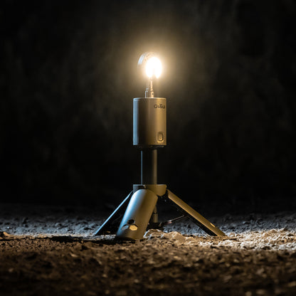 Lampe télescopique LED extérieure OuTask jaune désert, éclairage puissant 720°, portable et ajustable pour activités extérieures.