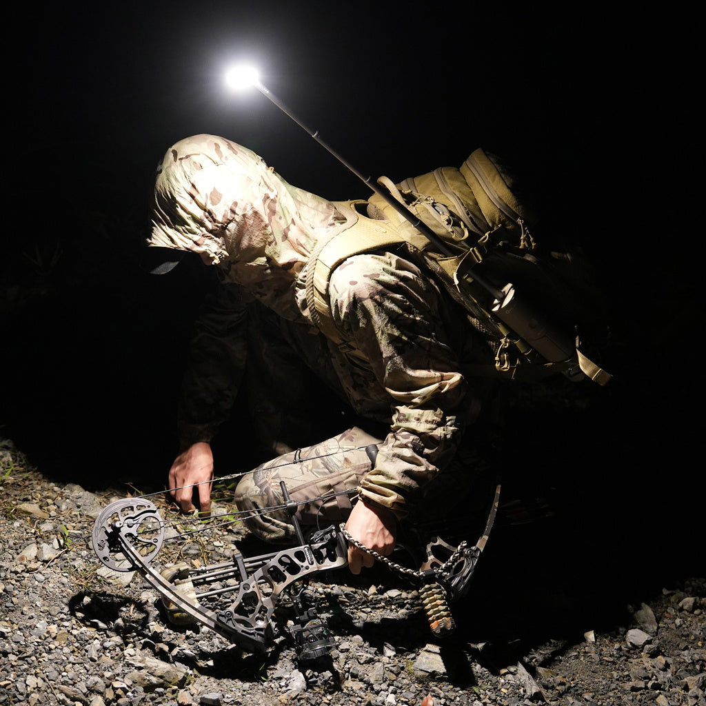Lampe télescopique LED outdoor OuTask jaune désert, éclairage puissant à 720°, portable et idéale pour l'extérieur.