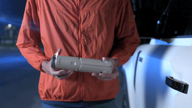 Lampe télescopique LED extérieure OuTask 720° en jaune désert, éclairage robuste et ajustable pour l'extérieur.