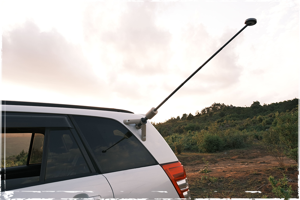 Lampe télescopique LED extérieure OuTask, 720° en jaune désert, éclairage puissant pour activités en plein air.