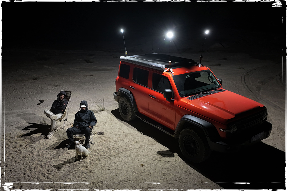 Lampe télescopique LED outdoor OuTask jaune désert, éclairage puissant à 720°, idéal pour l'extérieur et les activités en plein air.