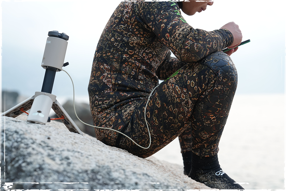 Lampe télescopique LED extérieure OuTask vert armée, éclairage puissant à 720° pour activités en plein air.