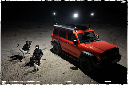 Lampe télescopique LED outdoor verte de la marque OuTask, éclairage puissant à 720° pour extérieur, robuste et pratique.