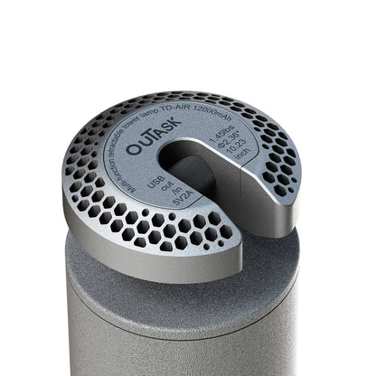 Lampe télescopique LED OuTask verte pour extérieur, 720° d’éclairage, robuste et adaptée aux activités en plein air.