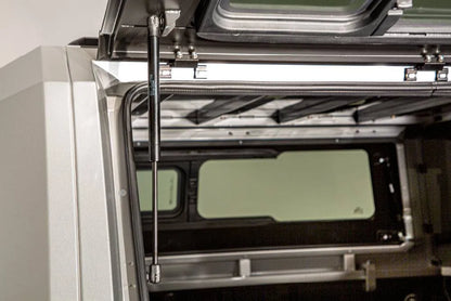 Capot rigide RSI SMARTCAP pour Ford Ranger 2012-2022 Double Cab, modèle EVOa Adventure, en noir.