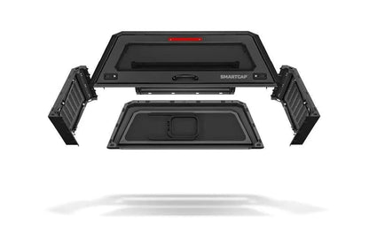 Capot rigide RSI SMARTCAP pour Ford Raptor 2023+ Next Gen, modèle EVOa Adventure, vue de face sur le véhicule.
