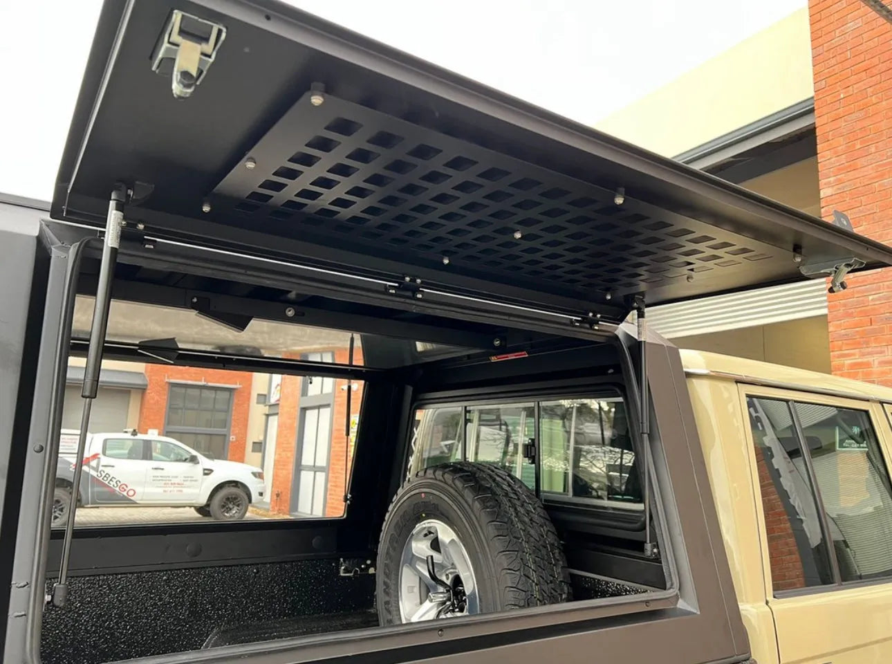 Capot hardtop RSI SMARTCAP pour Toyota Land Cruiser 78/79 Double Cab, robuste et adapté pour usage commercial.