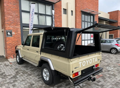 Hardtop RSI SMARTCAP pour Toyota Land Cruiser 78/79 Double Cab, robuste, en métal noir, adapté à usage commercial.