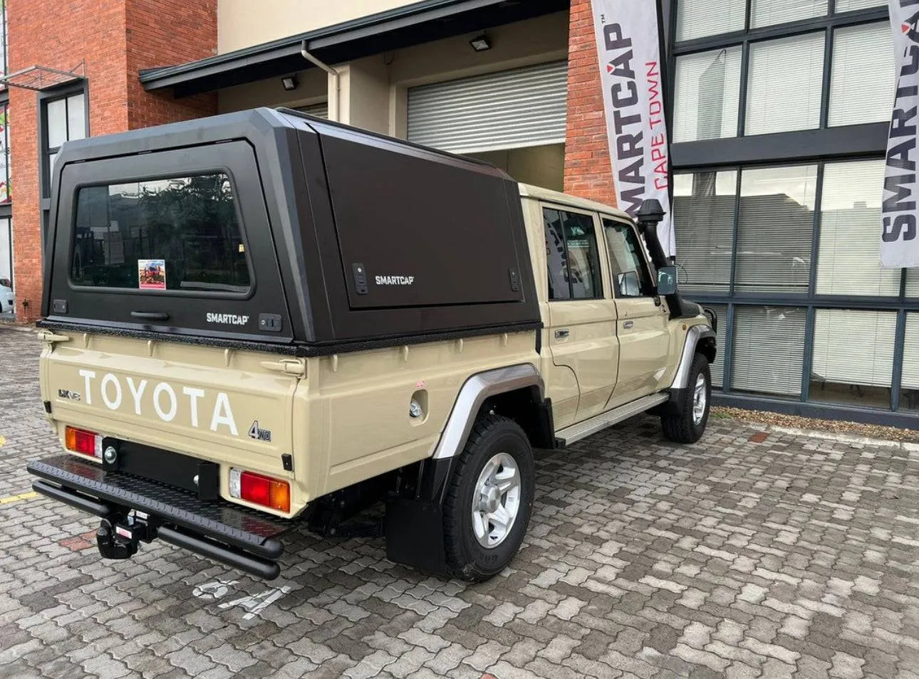 Hardtop RSI SMARTCAP pour Toyota Land Cruiser 78/79 Double Cab, finition robuste, en couleur noir, installé sur le véhicule.
