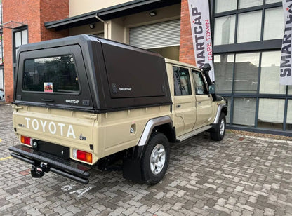 Hardtop RSI SMARTCAP pour Toyota Land Cruiser 78/79 Double Cab, finition robuste, en couleur noir, installé sur le véhicule.