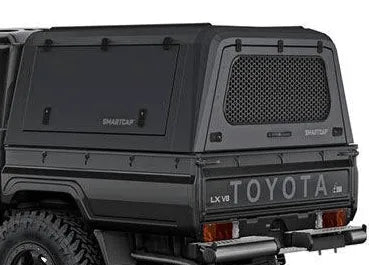 Capot rigide RSI SMARTCAP pour Toyota Land Cruiser 78/79 Double Cab, en métal noir avec fenêtres latérales et porte arrière.