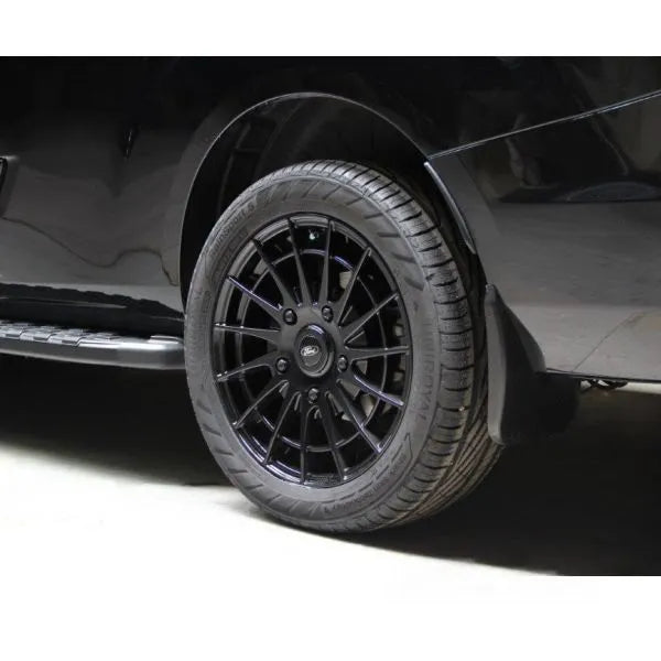 Jante en aluminium RUUUD Ridgeback 7,5x18 en noir brillant, 5x160 ET50 avec CTR65.1, pour véhicule robuste.