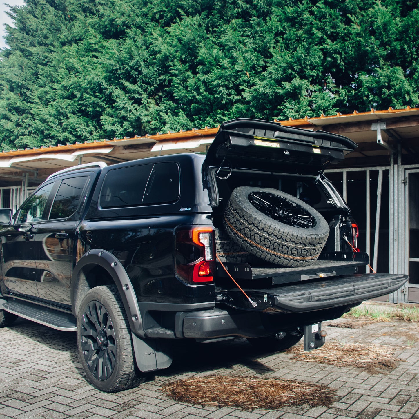 Plateau coulissant RUUUD pour Isuzu D-Max 2020+ Space-Cab, installation sans perçage, vue de face avec plateau en position ouverte.