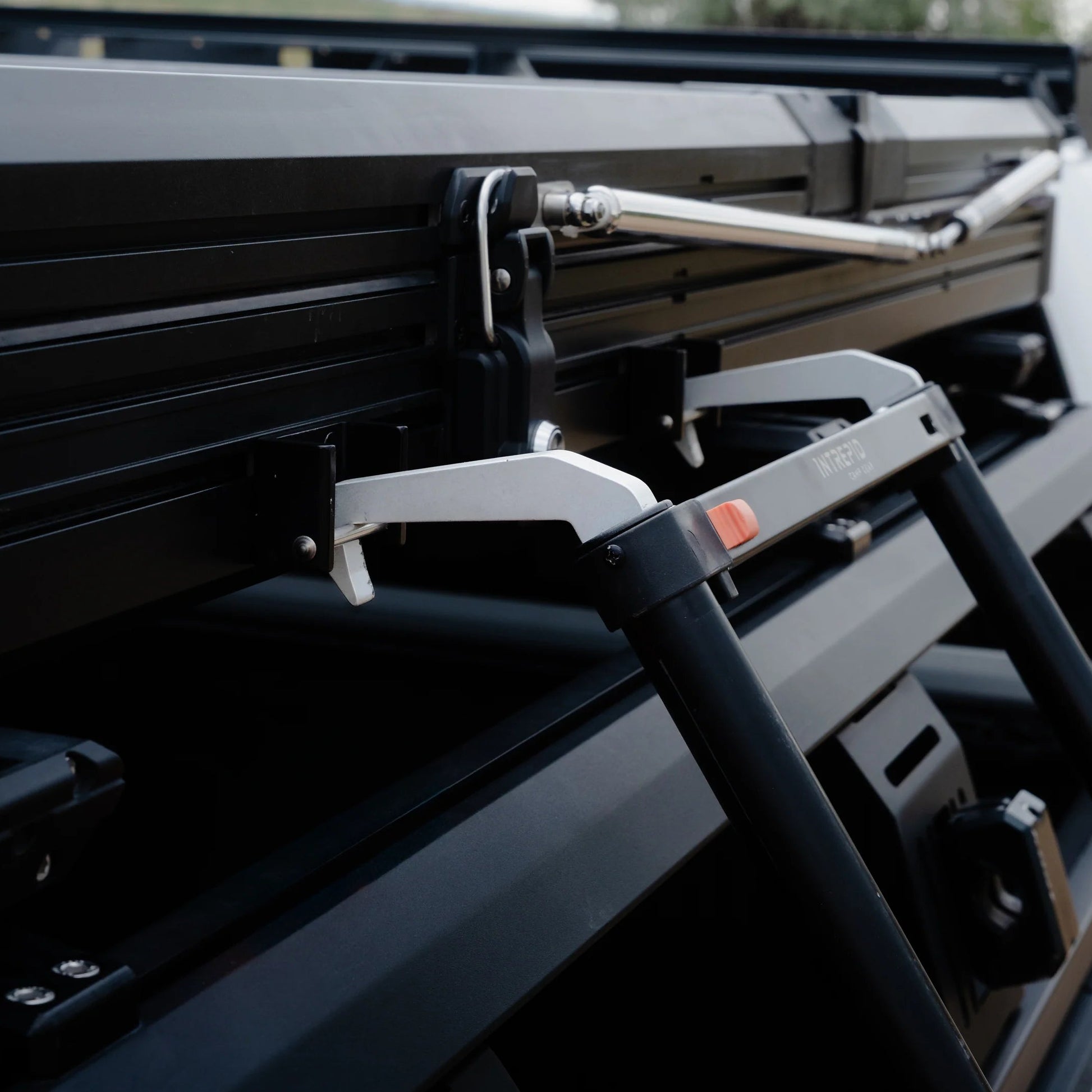 Crochets Mantis Claw ARB 4x4 Tente Intrepid sur Xperts4x4 Accessoires 4x4 Off-Road