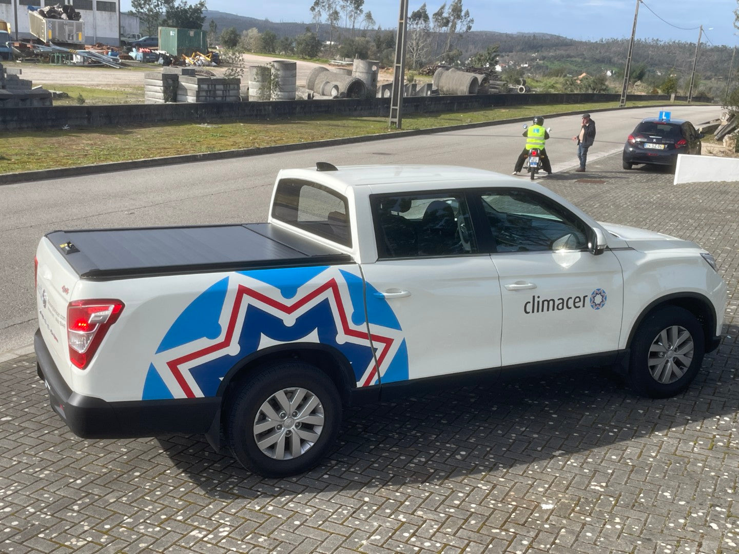 Rideau de Benne Top-Roll Manuel LINE4X4 Double Cab sur Xperts4x4 Accessoires 4x4 Off-Road