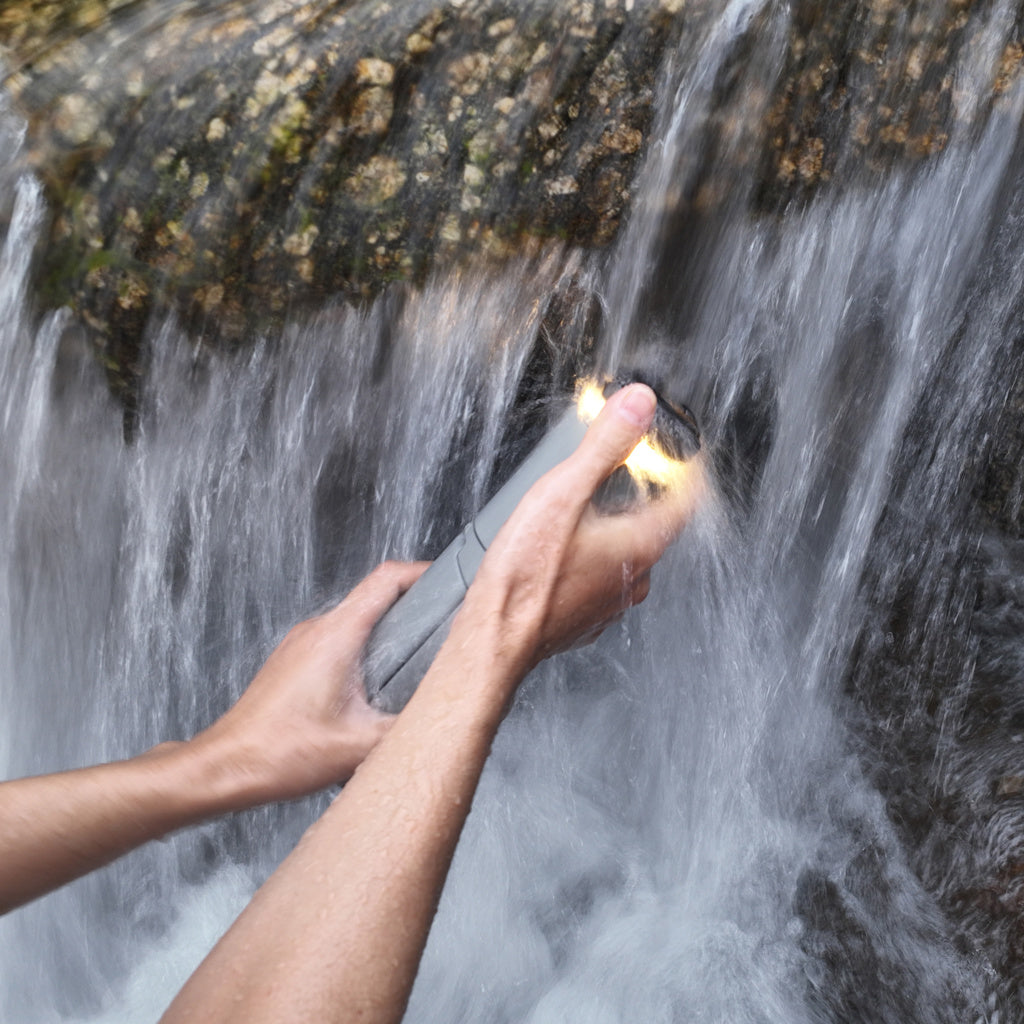 OuTask Lampe Télescopique Gris Clair - Outdoor LED 720° Rechargeable sur Xperts4x4 Accessoires 4x4 Off-Road