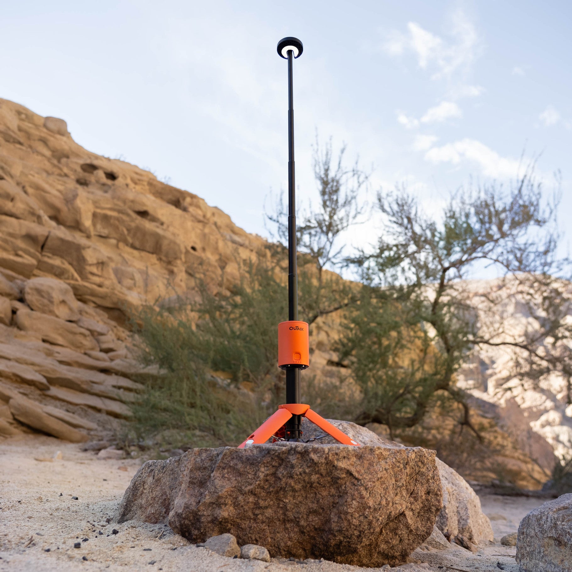 OuTask Lampe Télescopique LED Outdoor 720° - Orange sur Xperts4x4 Accessoires 4x4 Off-Road