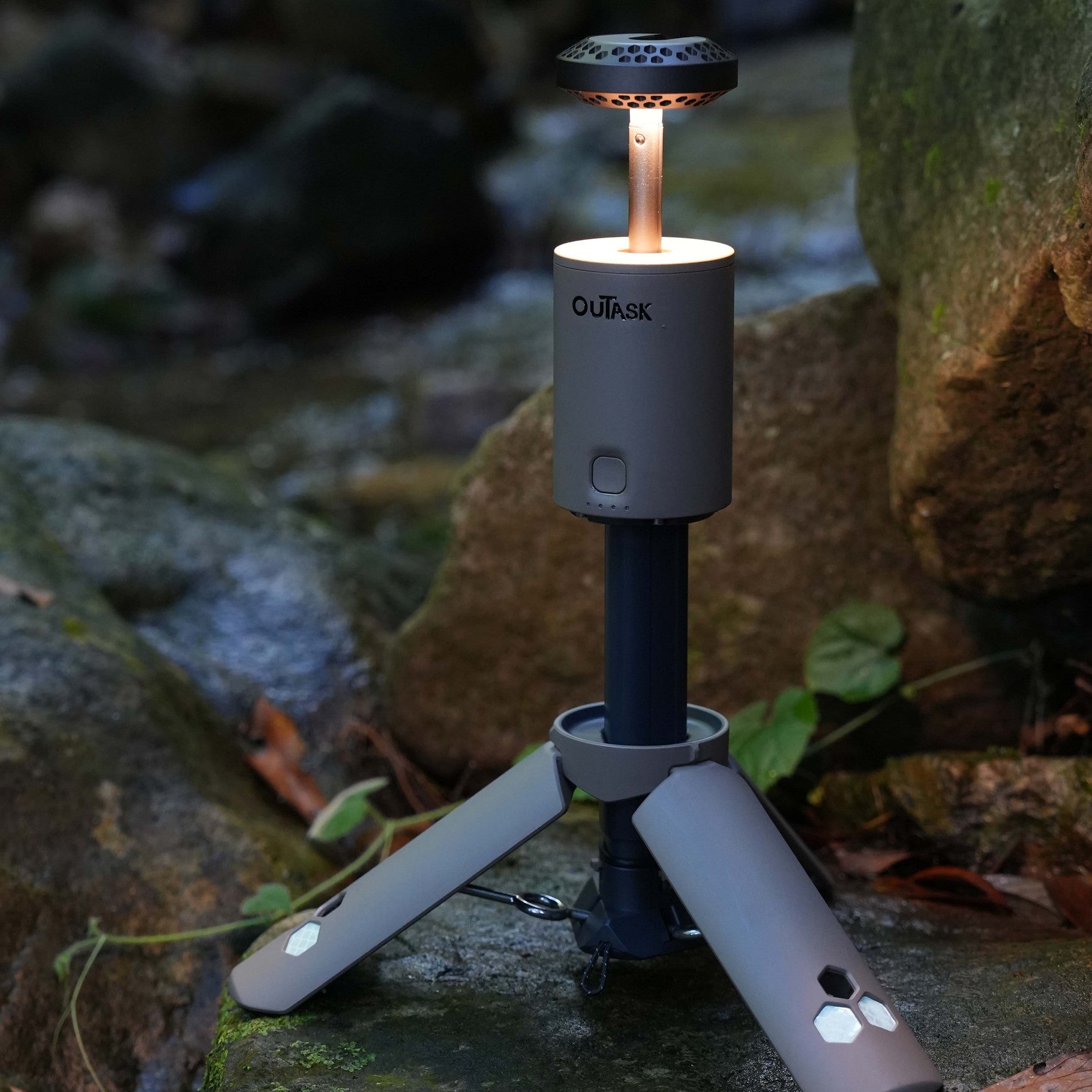 OuTask Lampe Télescopique LED Outdoor 720° - Tactical Earth sur Xperts4x4 Accessoires 4x4 Off-Road